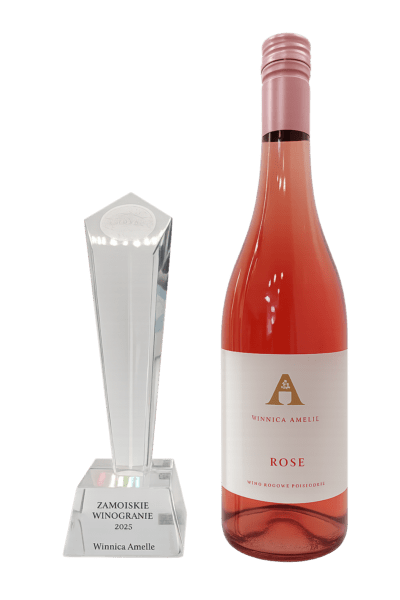 Statuetka Grand Prix Zamojskiego Winogrania 2025 obok butelki wina Rose z Winnicy Amelie