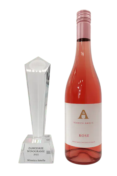 Statuetka Grand Prix Zamojskiego Winogrania 2025 obok butelki wina Rose z Winnicy Amelie